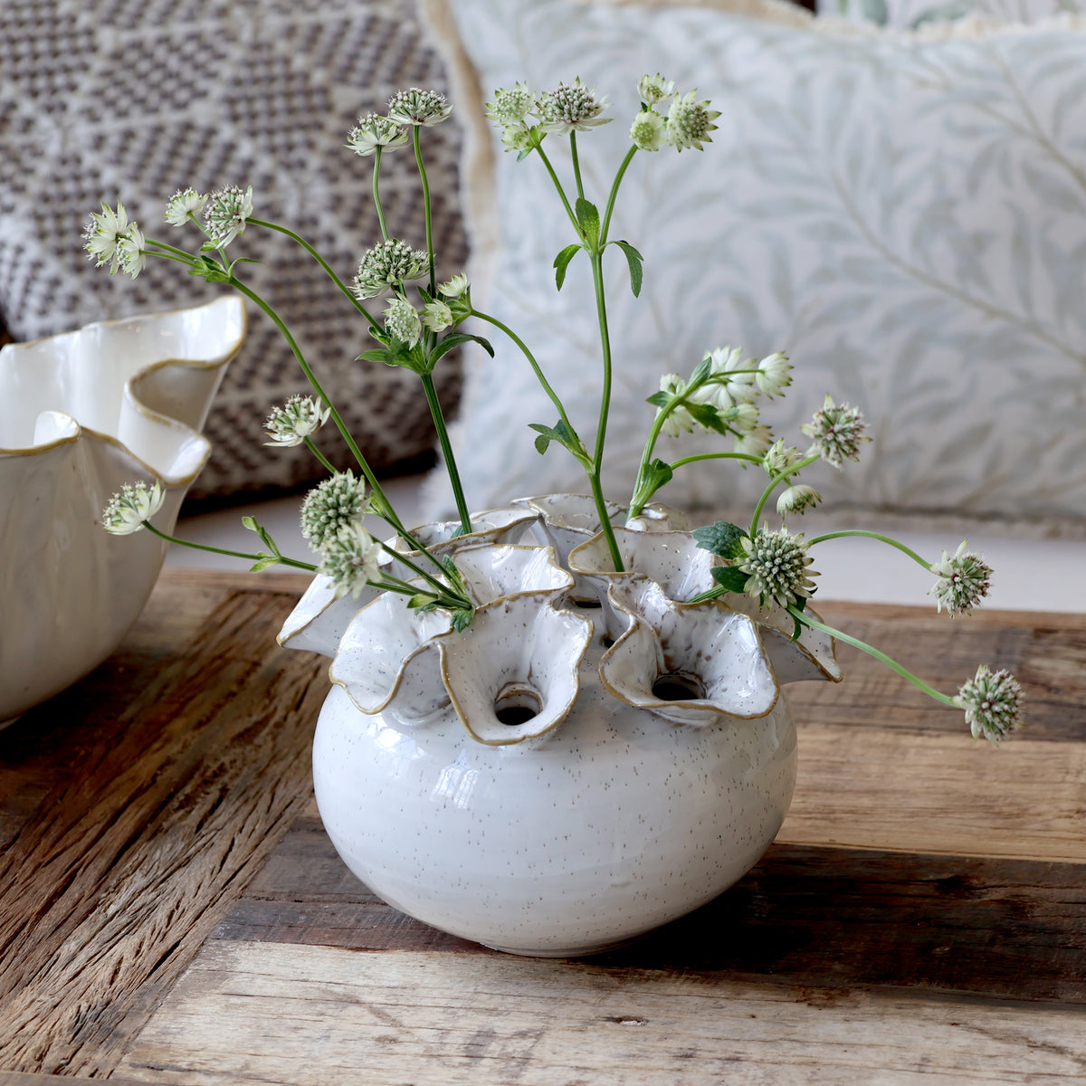 Vase m. 12 huller til blomster, antique creme