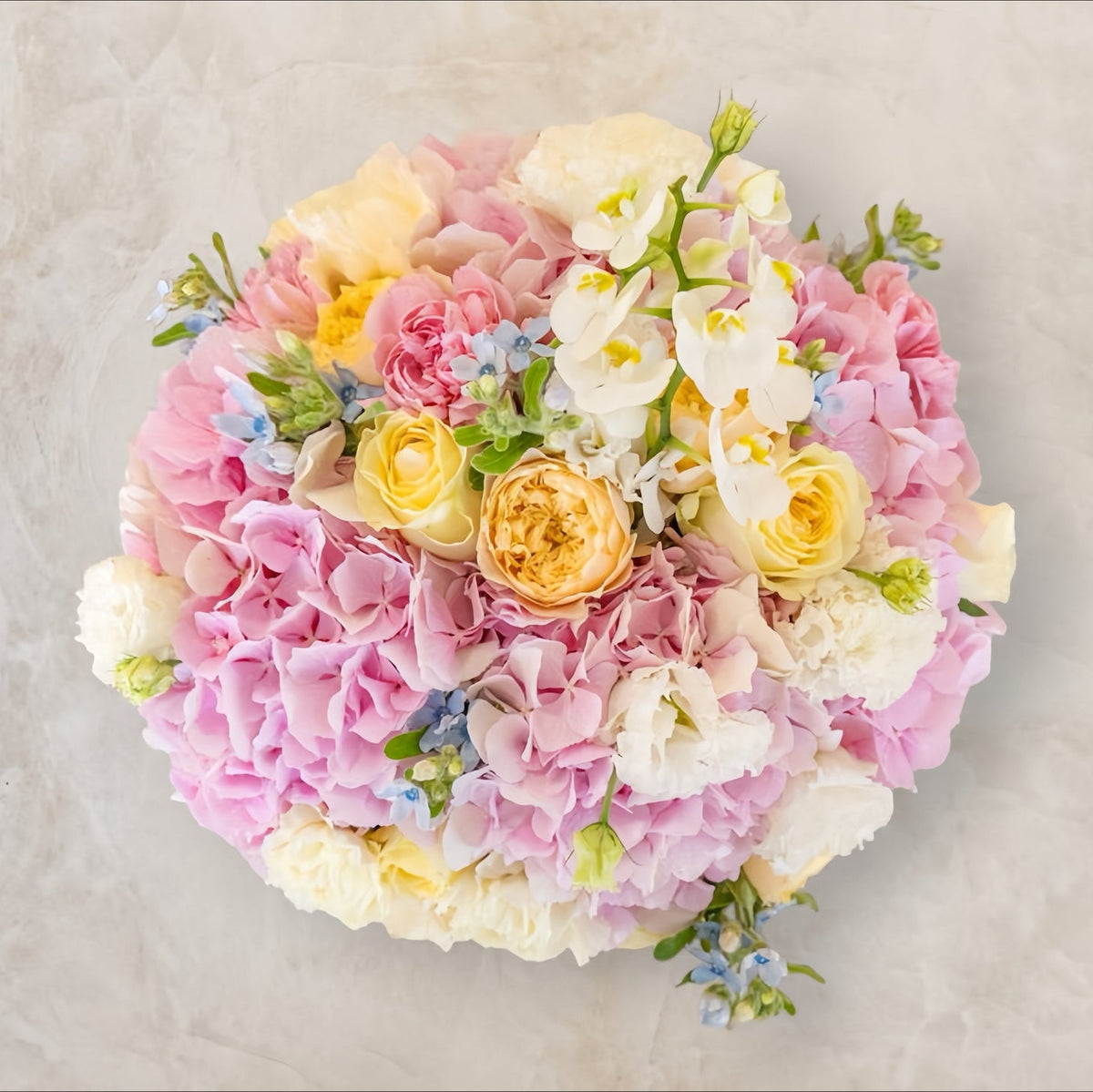 Flomé signaturbuket med roser, hortensia og eukalyptus
