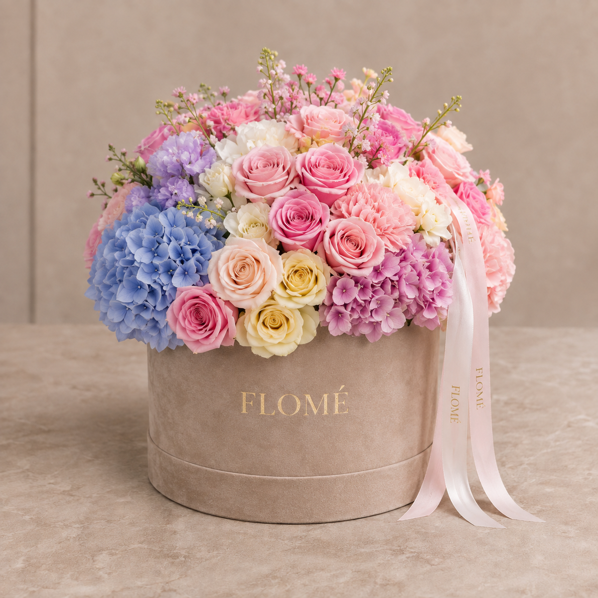 Luxury Box med blå og lyserød hortensia og roser i beige velouræske