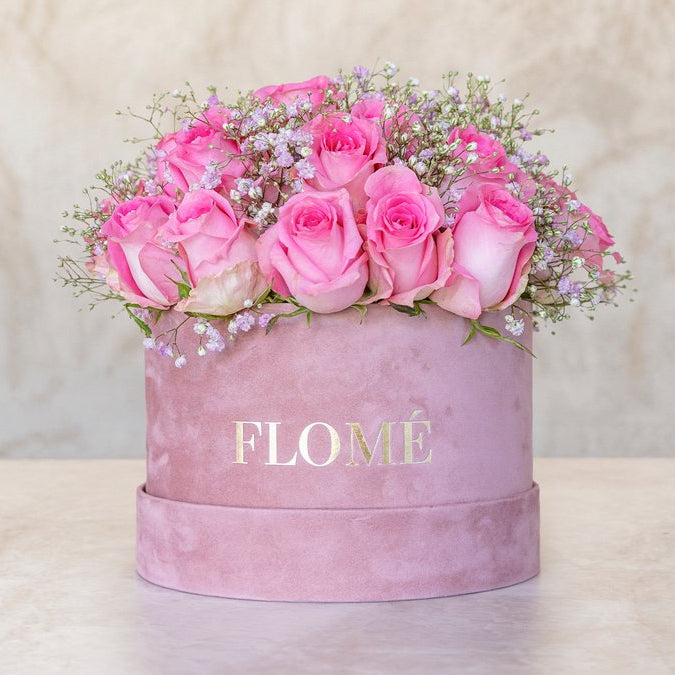 Lyserøde roser med gypsophila i rosa velouræske fra Flomé