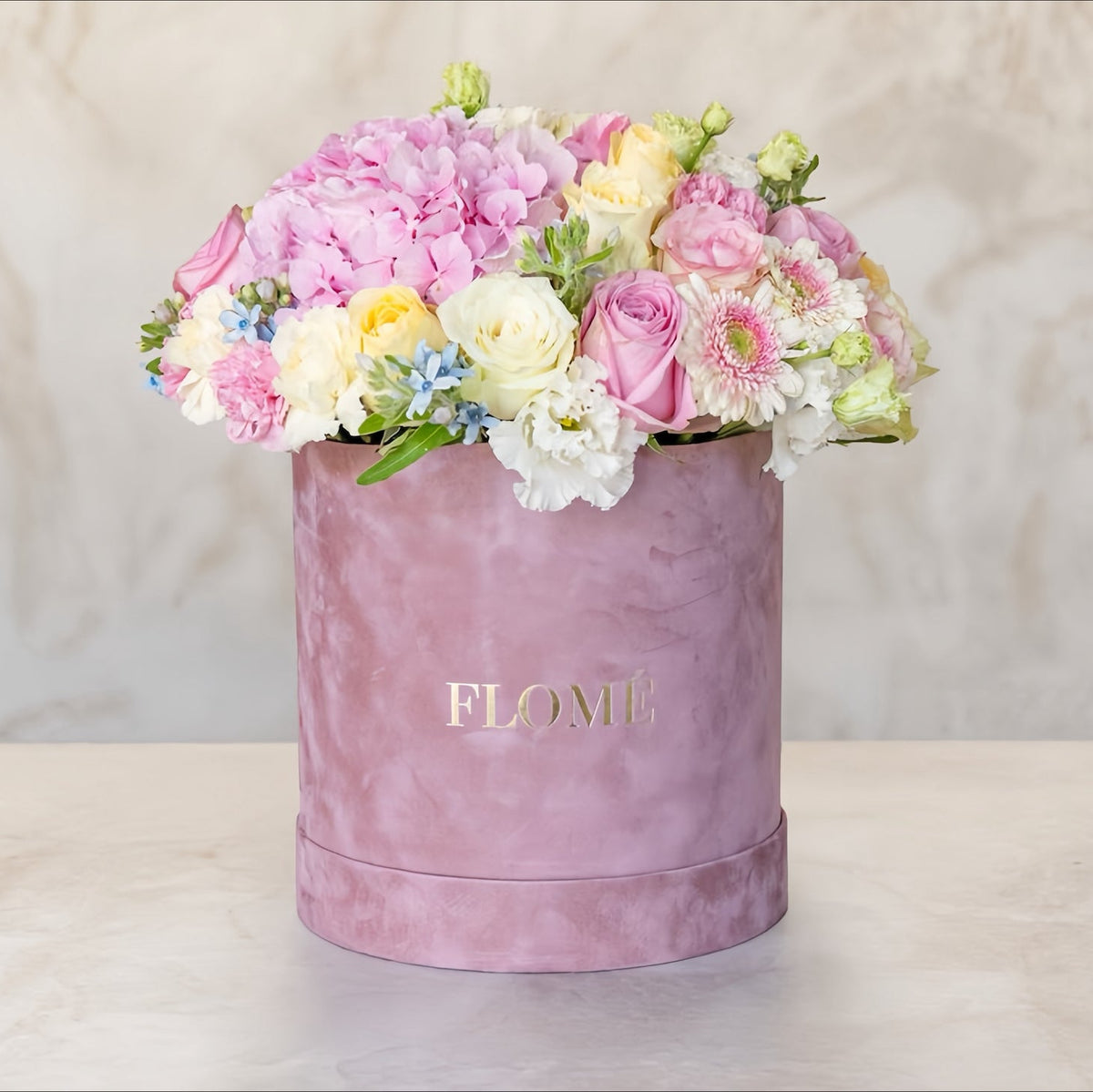 Lyserød hortensia, roser og lisianthus i rosa velouræske fra Flomé