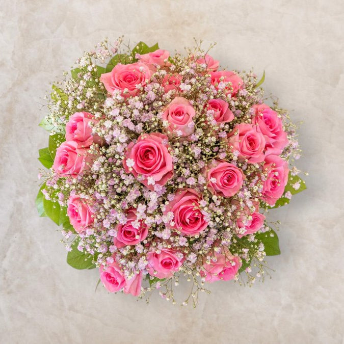 Lyserød buket med gerbera, brudeslør og blomstrende grene