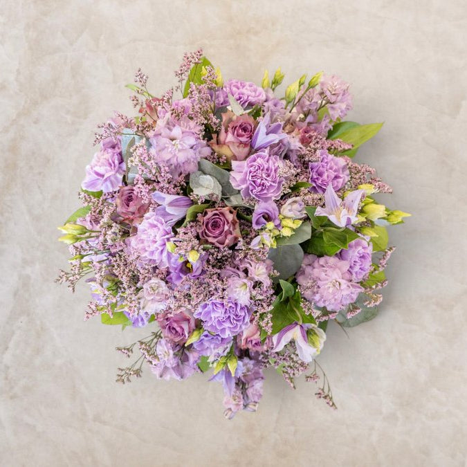 Buket med blå hortensia og pudderrosa roser